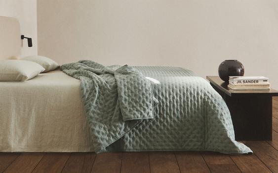 QUILTED BEDSPREAD WITH DOTS