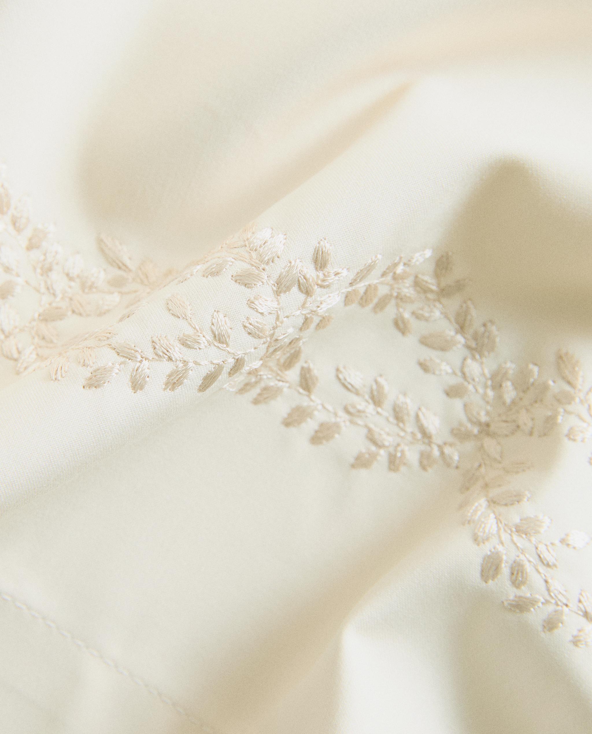 PLANT EMBROIDERED TABLE RUNNER product thumbnail 2