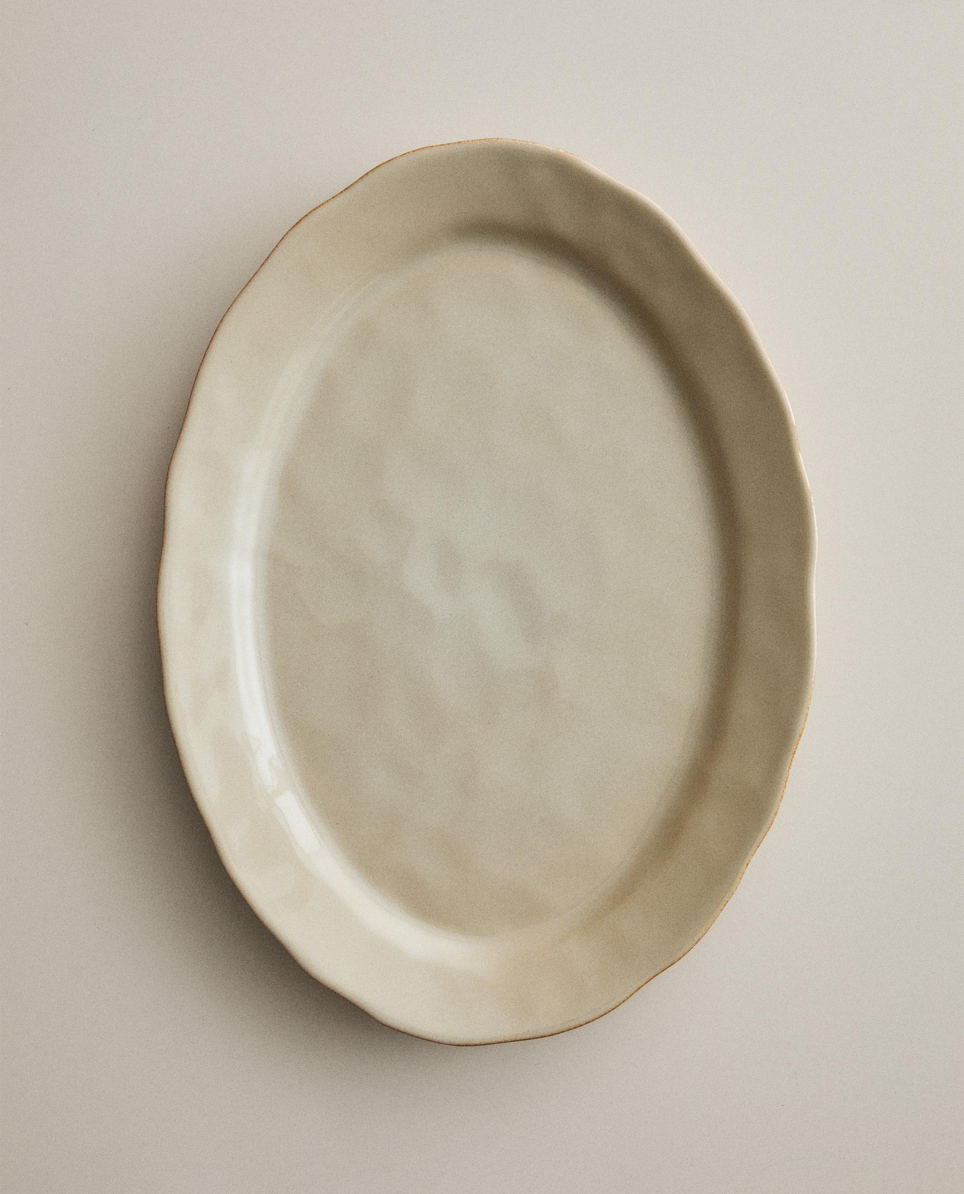 STONEWARE SERVING DISH WITH IRREGULAR EDGE STONEWARE SERVING DISH WITH IRREGULAR EDGE