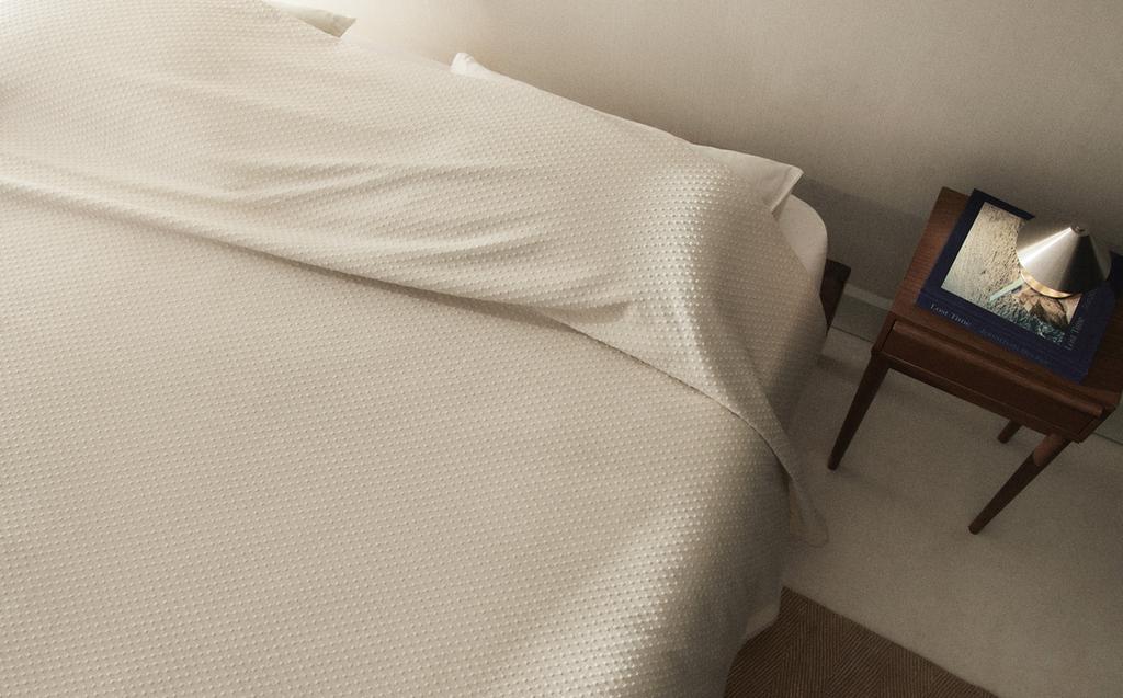 BEDSPREAD WITH POLKA DOT DESIGN BEDSPREAD WITH POLKA DOT DESIGN