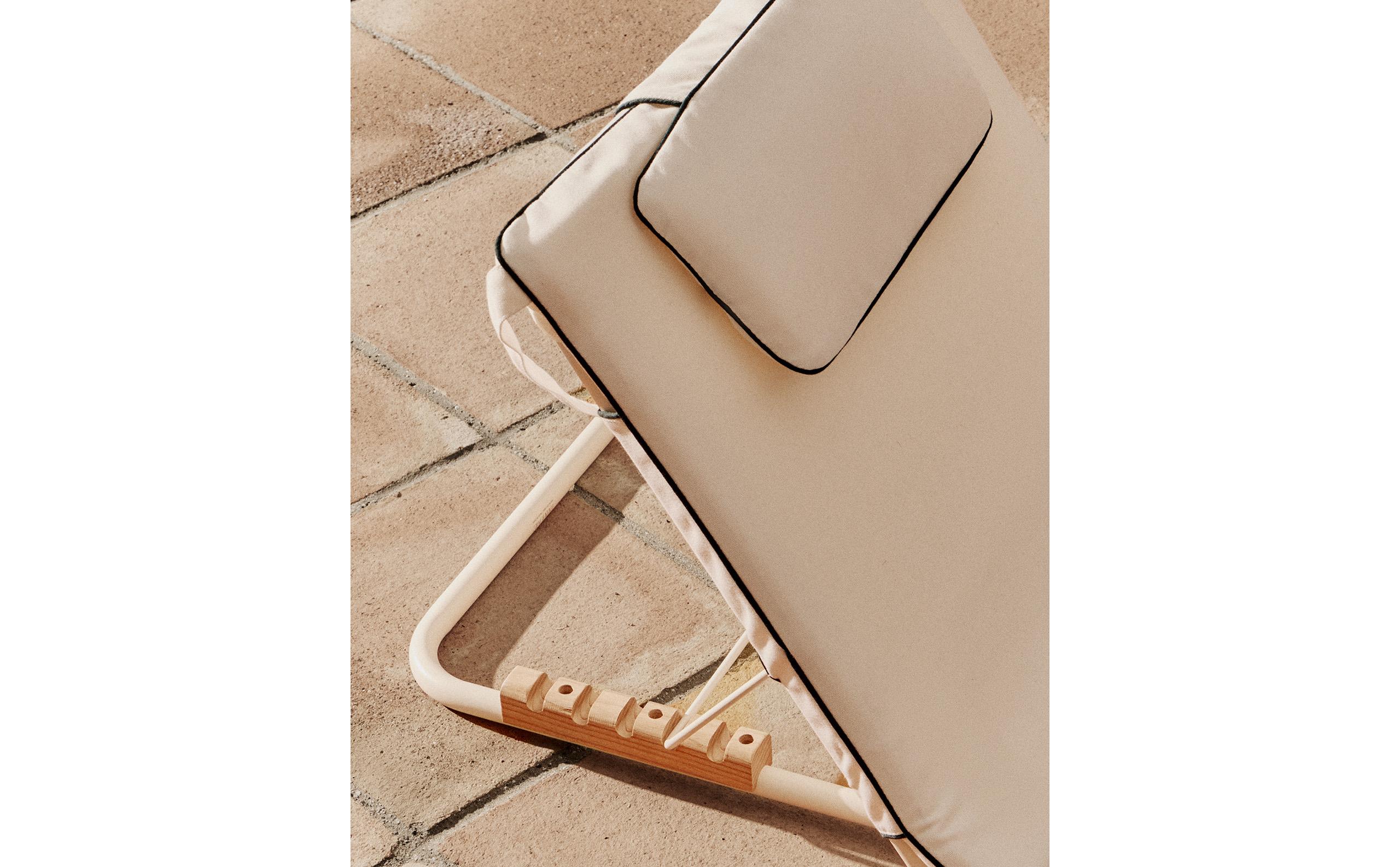 FOLDING BEACH FLOOR LOUNGER