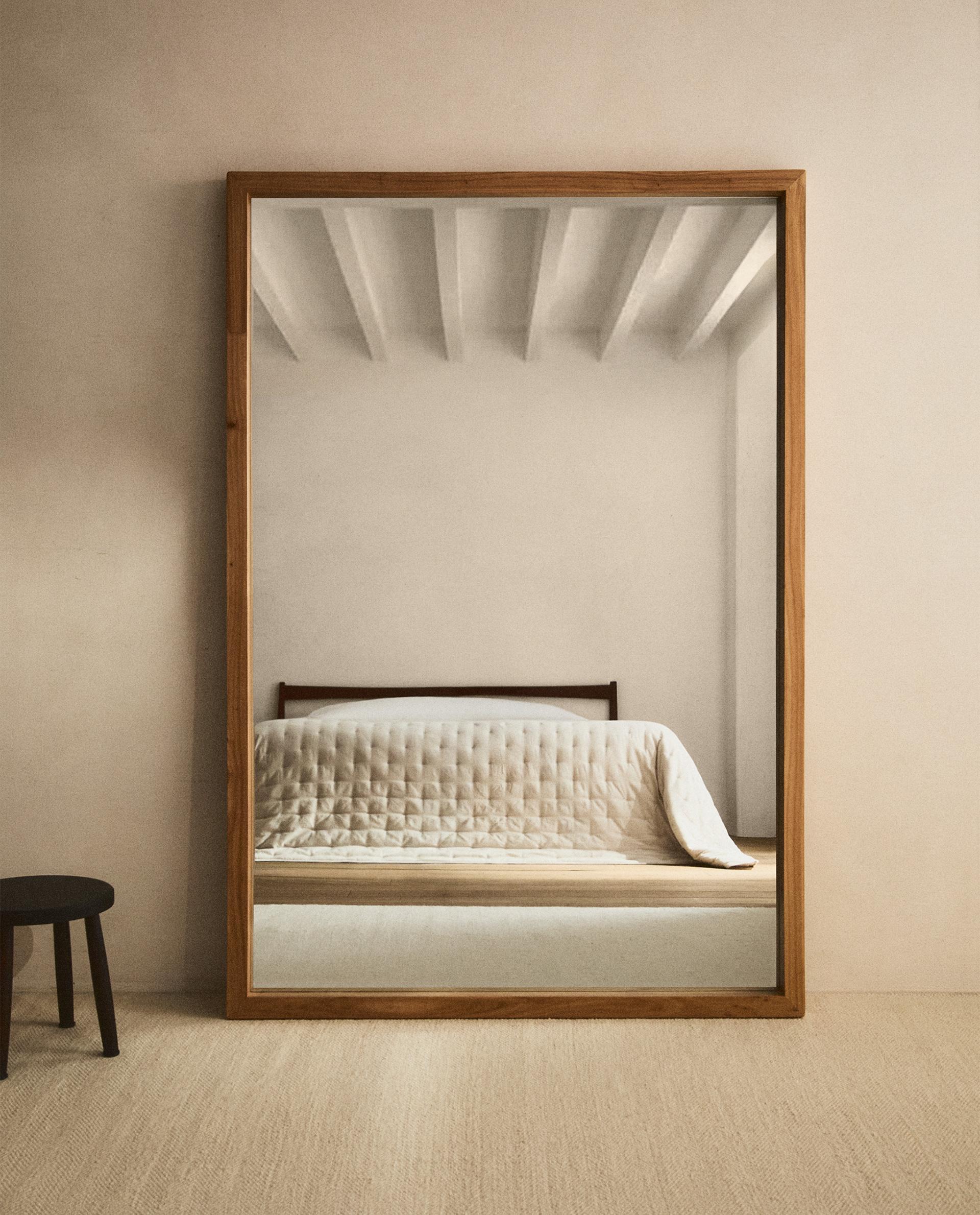 ESPELHO COM PÉ GRANDE DE MADEIRA DE OLMO ESPELHO COM PÉ GRANDE DE MADEIRA DE OLMO