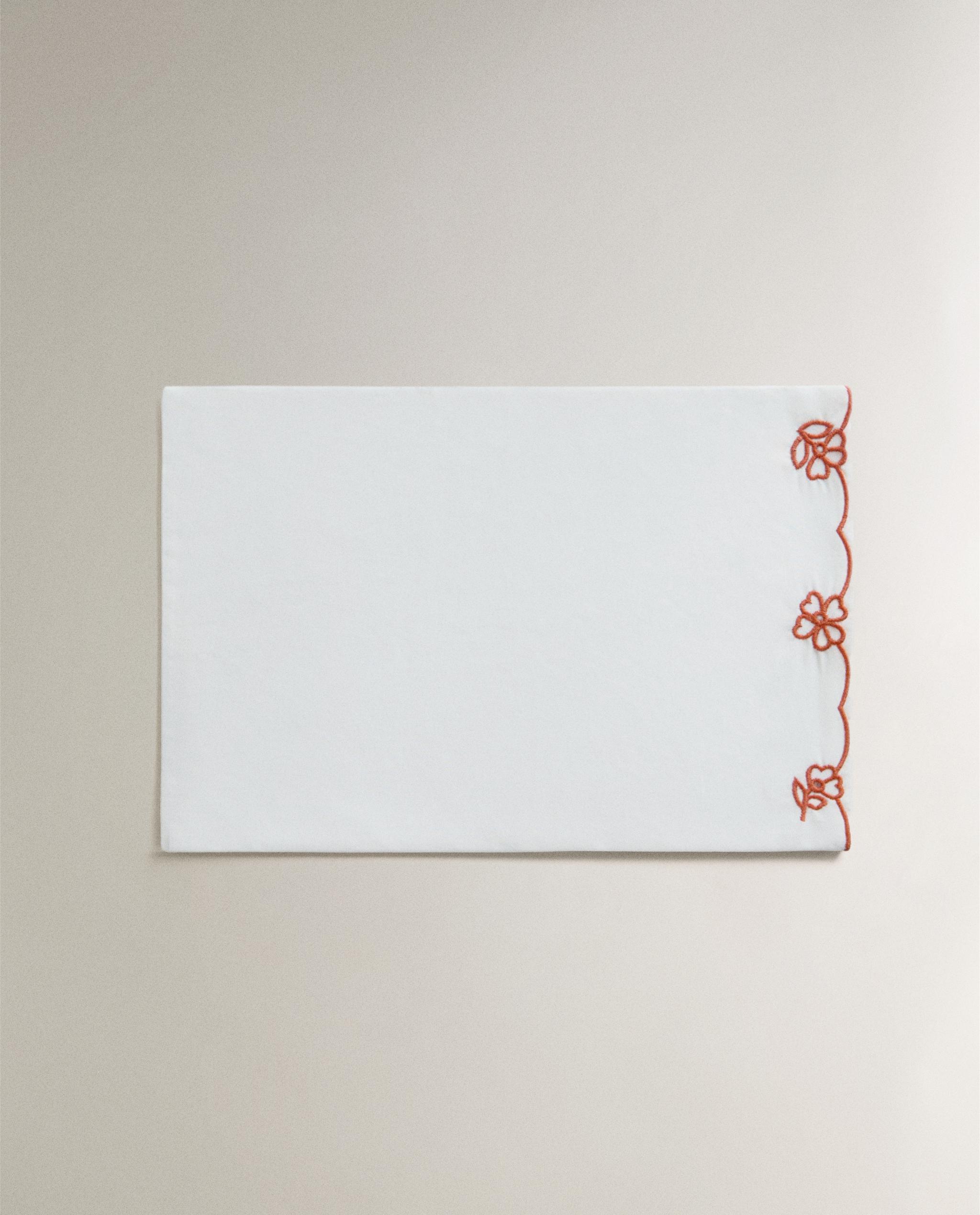 COT PILLOWCASE AND FLAT SHEET SET WITH EMBROIDERED FLOWERS product thumbnail 3