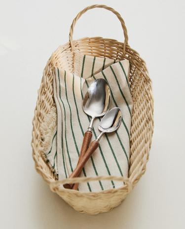 سلة خبز بيضاوية