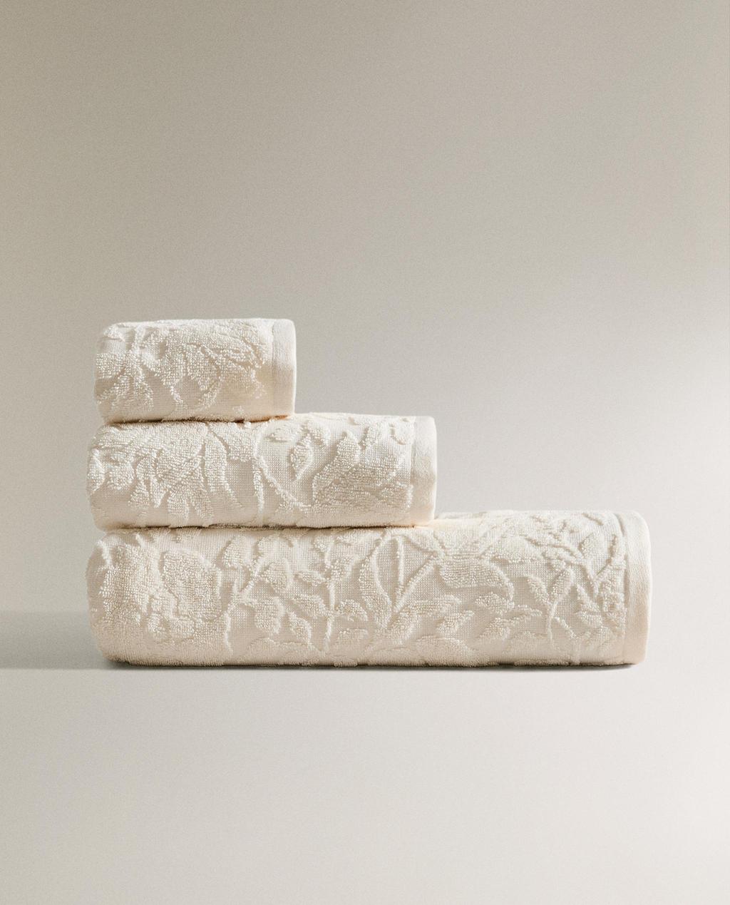 BADETUCH MIT JACQUARD-BLUMEN