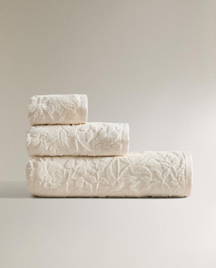 منشفة حمام بأزهار جاكار منشفة حمام بأزهار جاكار