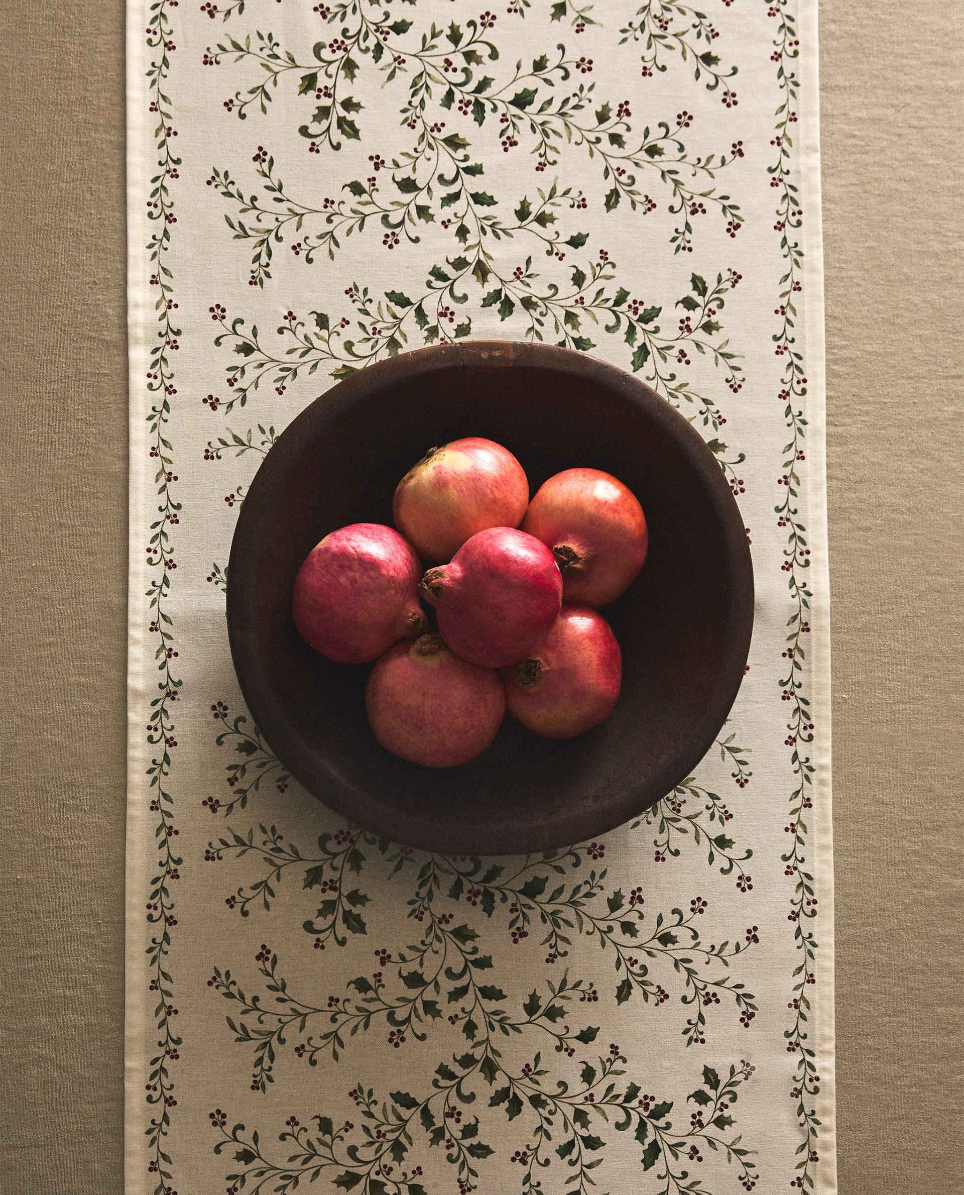 【新品•タグ付き】 ZARA  クリスマス ケーキスタンド ヒイラギ柄 新品•タグ付き】 ZARA HOME クリスマス ケーキスタンド ヒイラギ柄