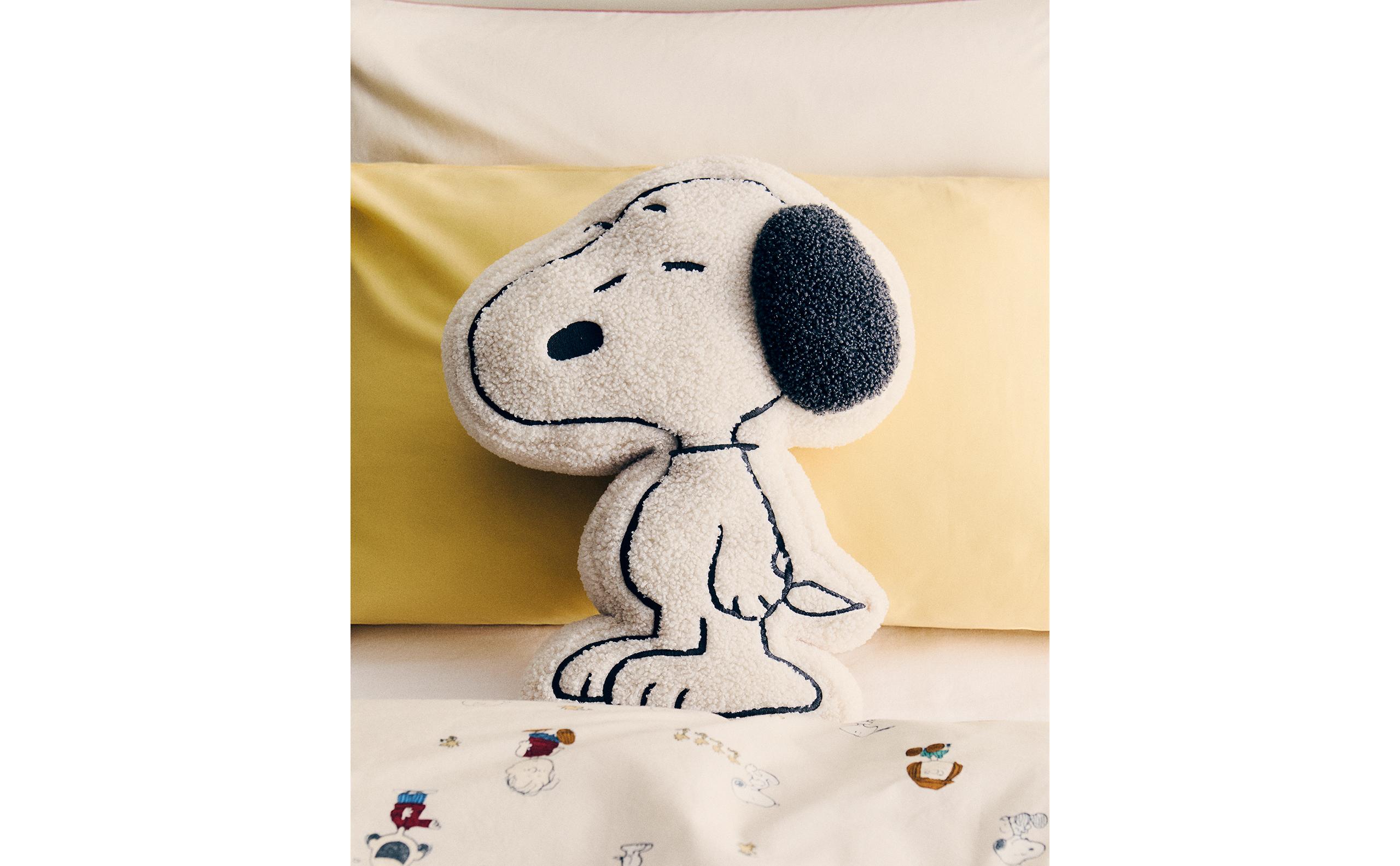 CHILDREN'S PEANUTS™ FAUX SHEARLING CUSHION
