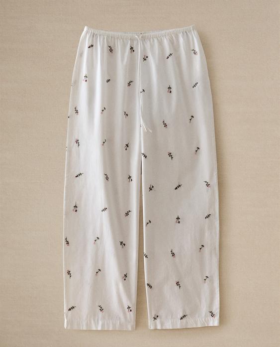 CALÇA COM BORDADOS DE FLORES
