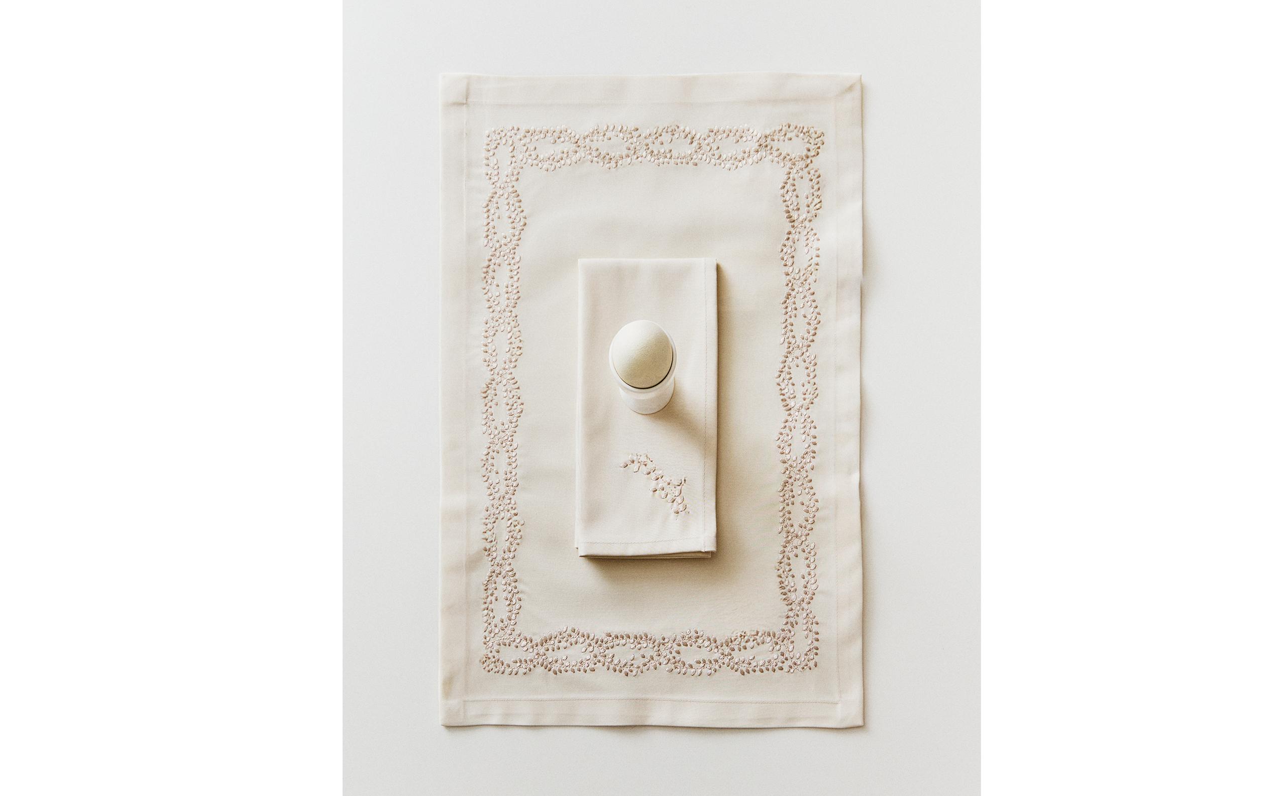 PLACEMAT WITH FLORAL EMBROIDERY product thumbnail 10