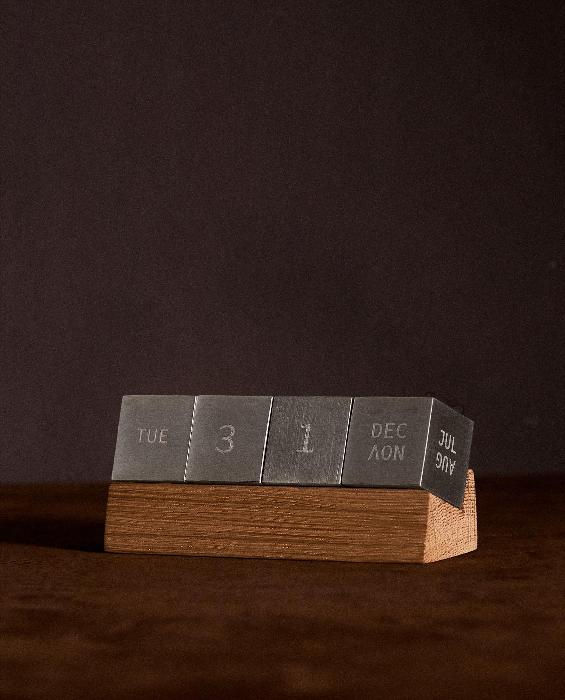 METAL CUBE TABLE CALENDAR