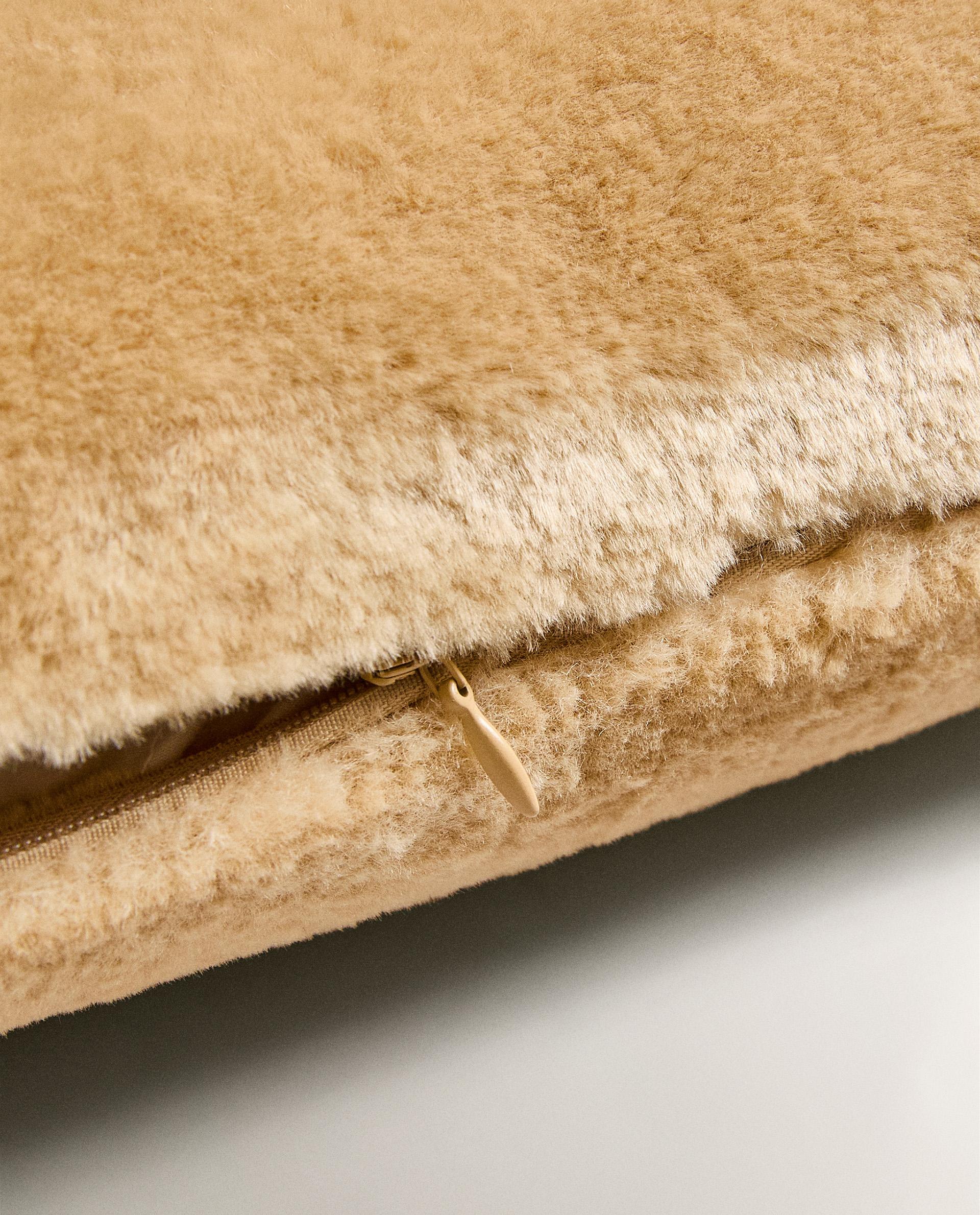 Lewondr Lot De 2 Housses De Coussin Décoratives De Noël En Fausse Fourrure Super Douce En Velours Avec Flocons De Neige 3D Pour Salon, Lit, Canapé, Décoration D'intérieur, 45 X 45 Cm