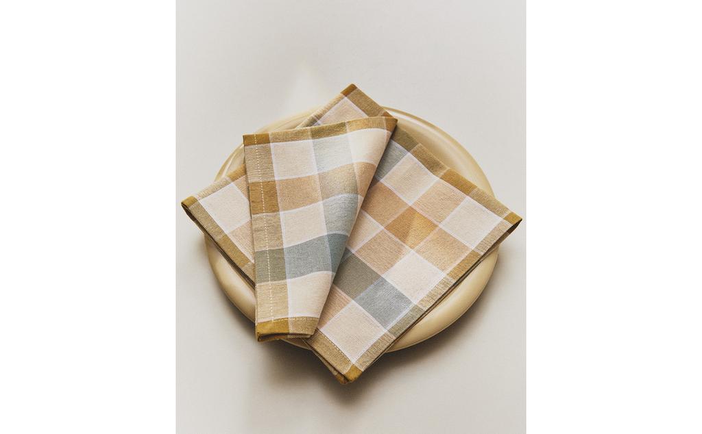 KOMPLET KARIRASTIH PRTIČKOV IZ OBARVANE TKANINE (2 KOSA)