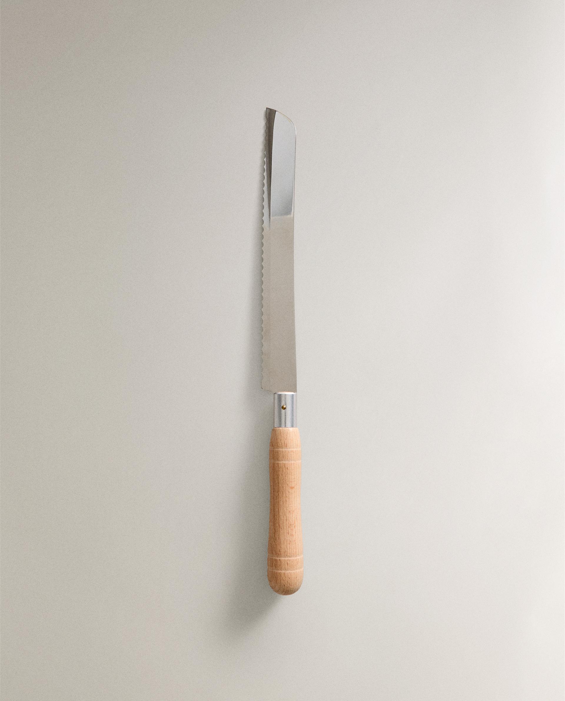 SERRATED BREAD KNIFE WITH WOODEN HANDLE