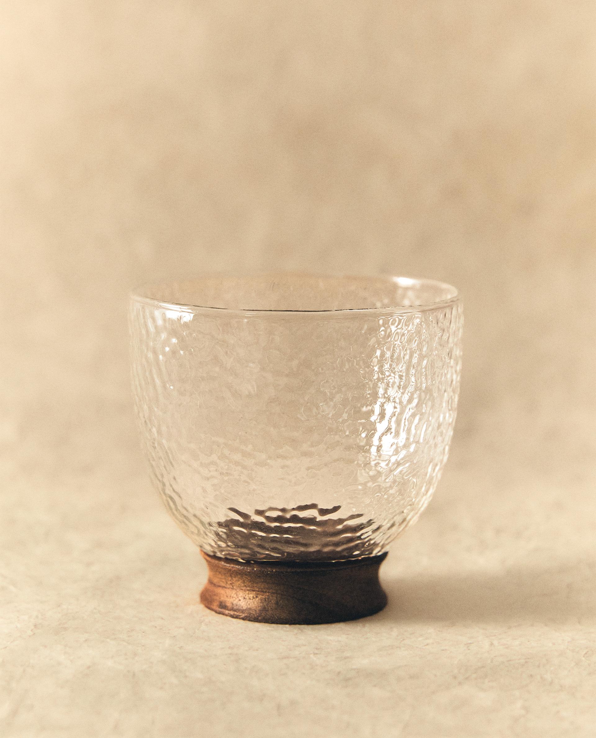 HAMMERED BOROSILICATE TUMBLER WITH WOODEN BASE