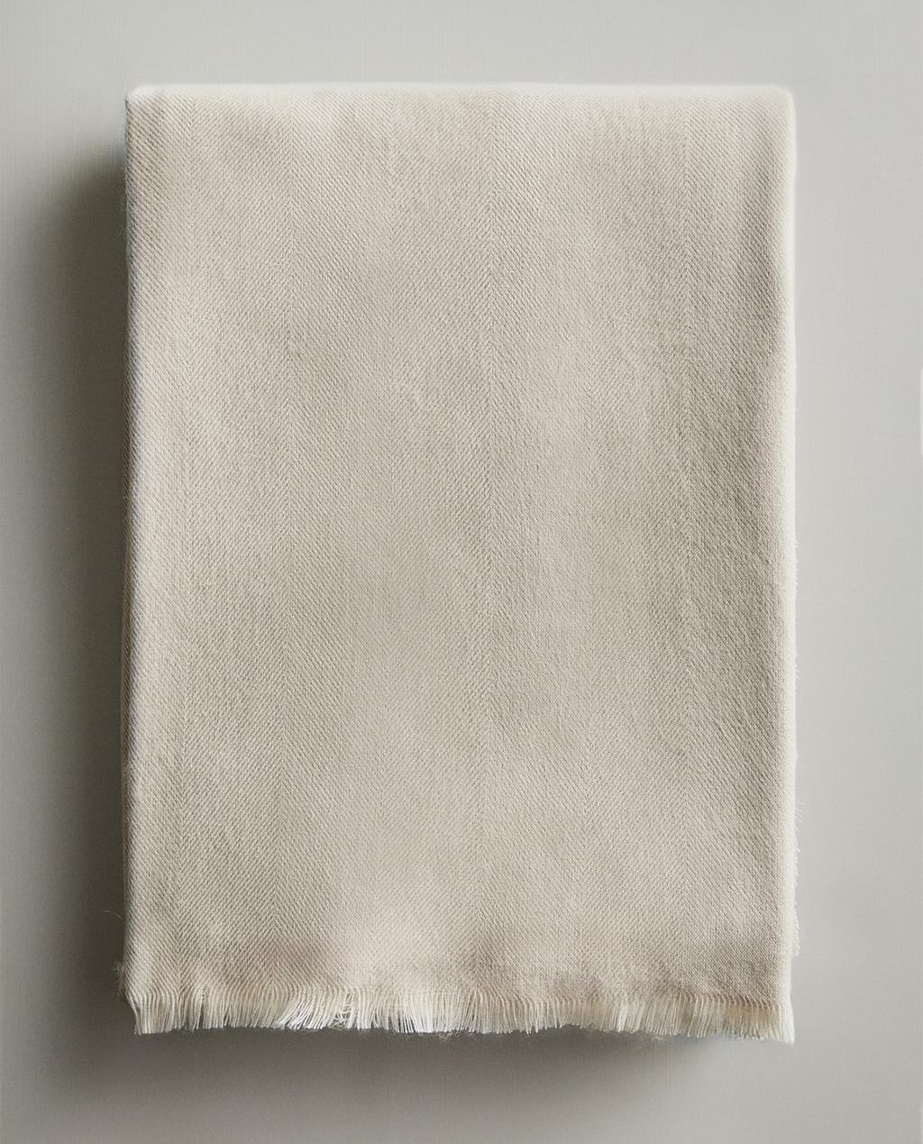 LIGHTWEIGHT BLANKET WITH FRINGING