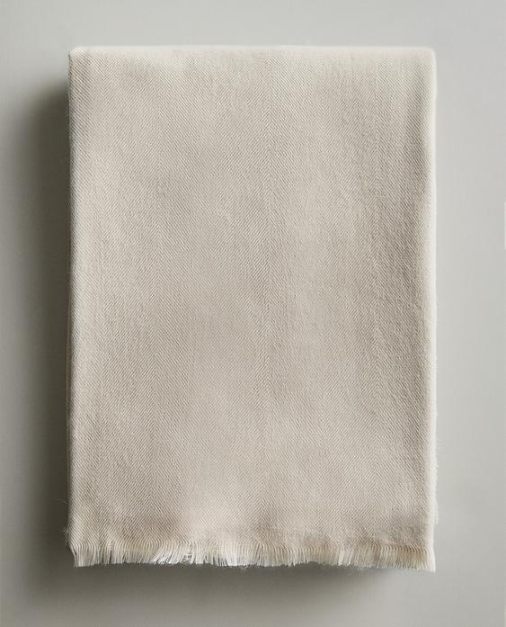 LIGHTWEIGHT FRINGED BLANKET LIGHTWEIGHT FRINGED BLANKET