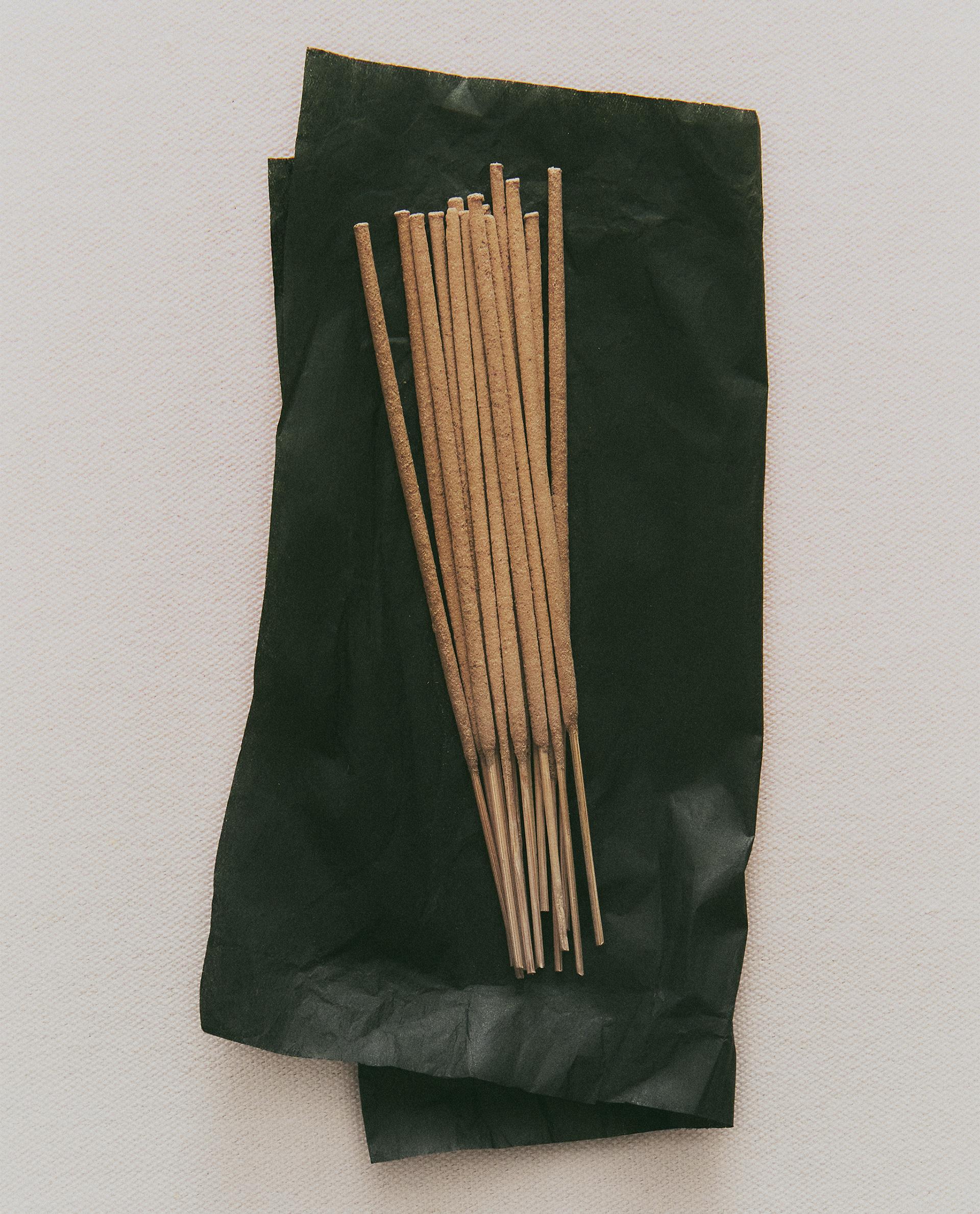 GOLDEN CUIR SCENTED INCENSE STICKS (SET OF 20) | Zara Home United