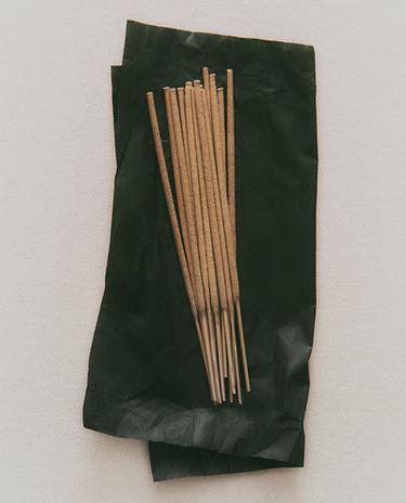 GOLDEN CUIR SCENTED INCENSE STICKS (SET OF 20)