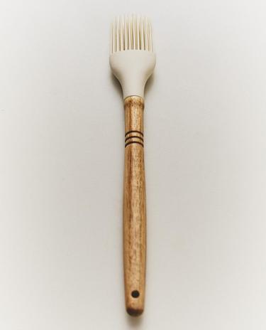 SILICONE AND WOOD BRUSH