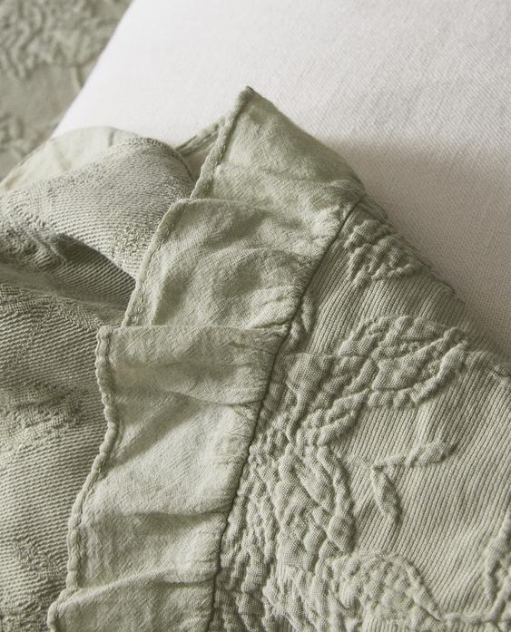 JACQUARD BEDSPREAD WITH RUFFLE TRIM