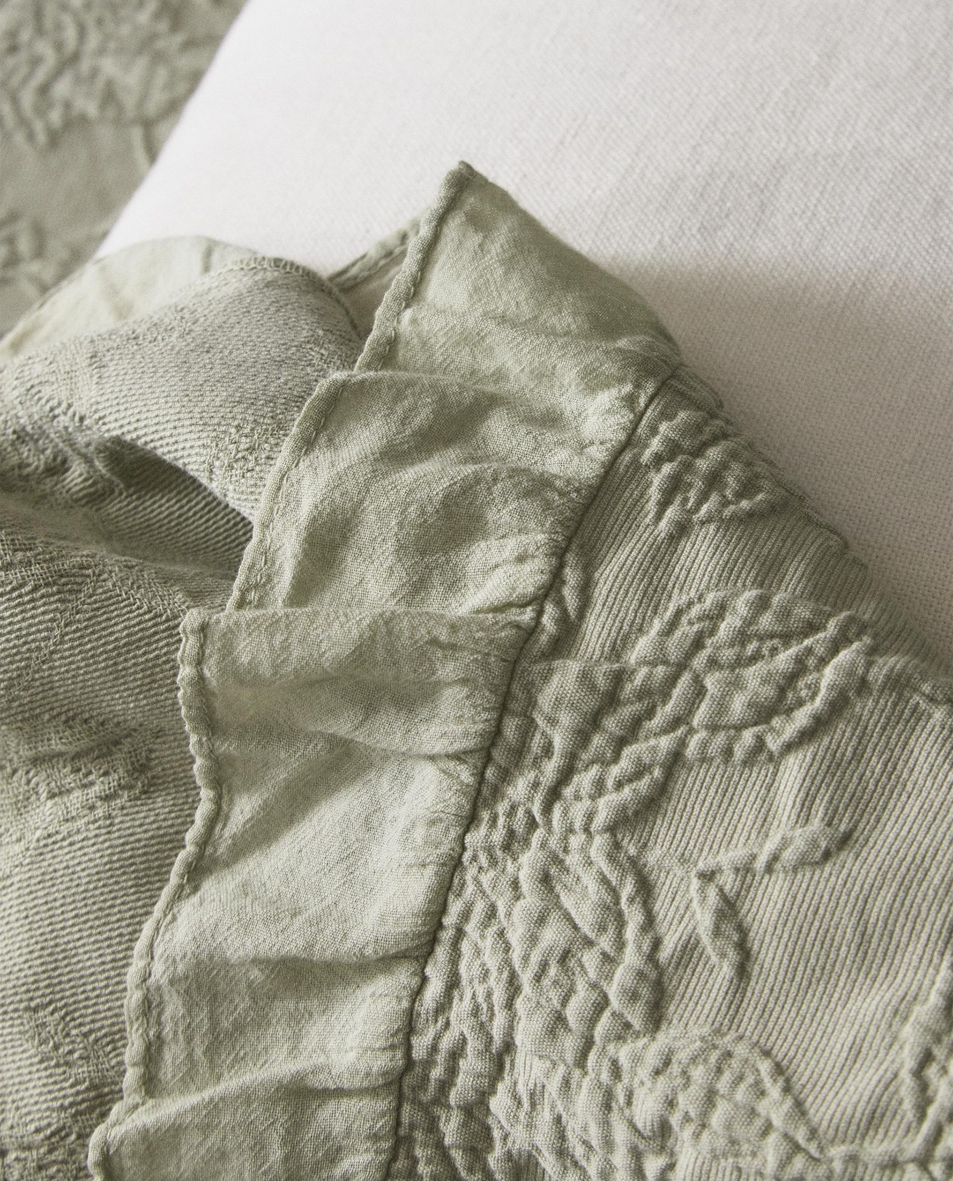 JACQUARD BEDSPREAD WITH RUFFLE TRIM JACQUARD BEDSPREAD WITH RUFFLE TRIM