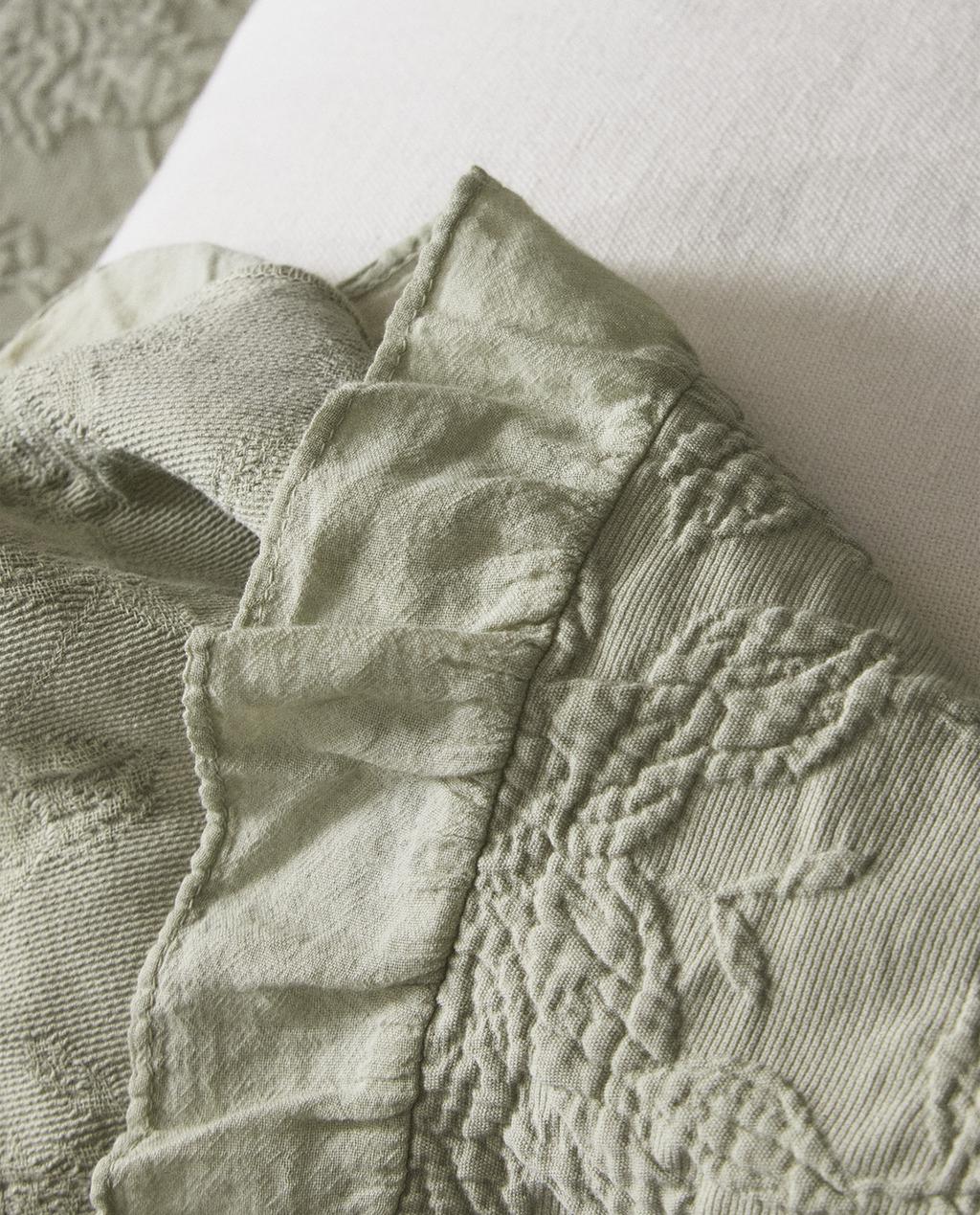 JACQUARD BEDSPREAD WITH RUFFLE TRIM JACQUARD BEDSPREAD WITH RUFFLE TRIM