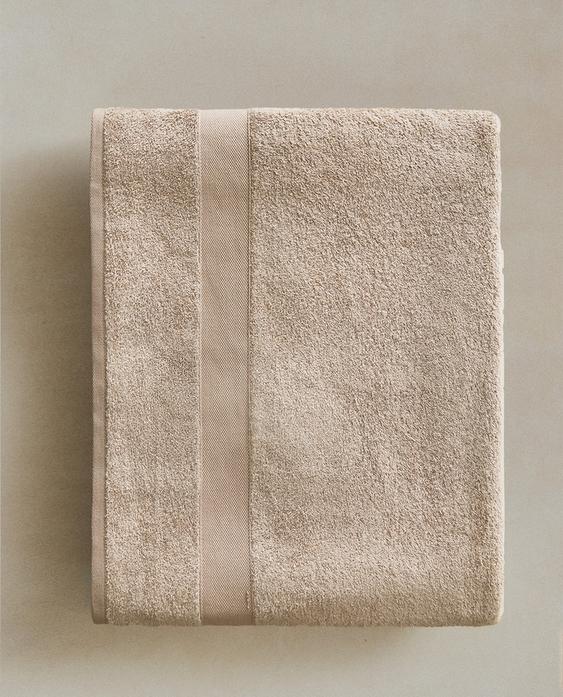 منشفة حمام قطن فاخر (600 غxم²) منشفة حمام قطن فاخر (600 غxم²)