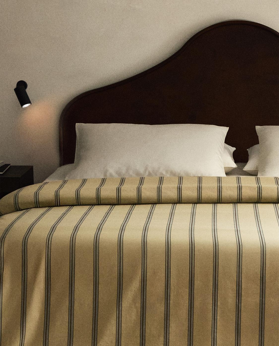 Funda nórdica amarilla con diseño de rayas y cierre de botones ocultos en la parte inferior, MORRIS & CO. × ZARA HOME.