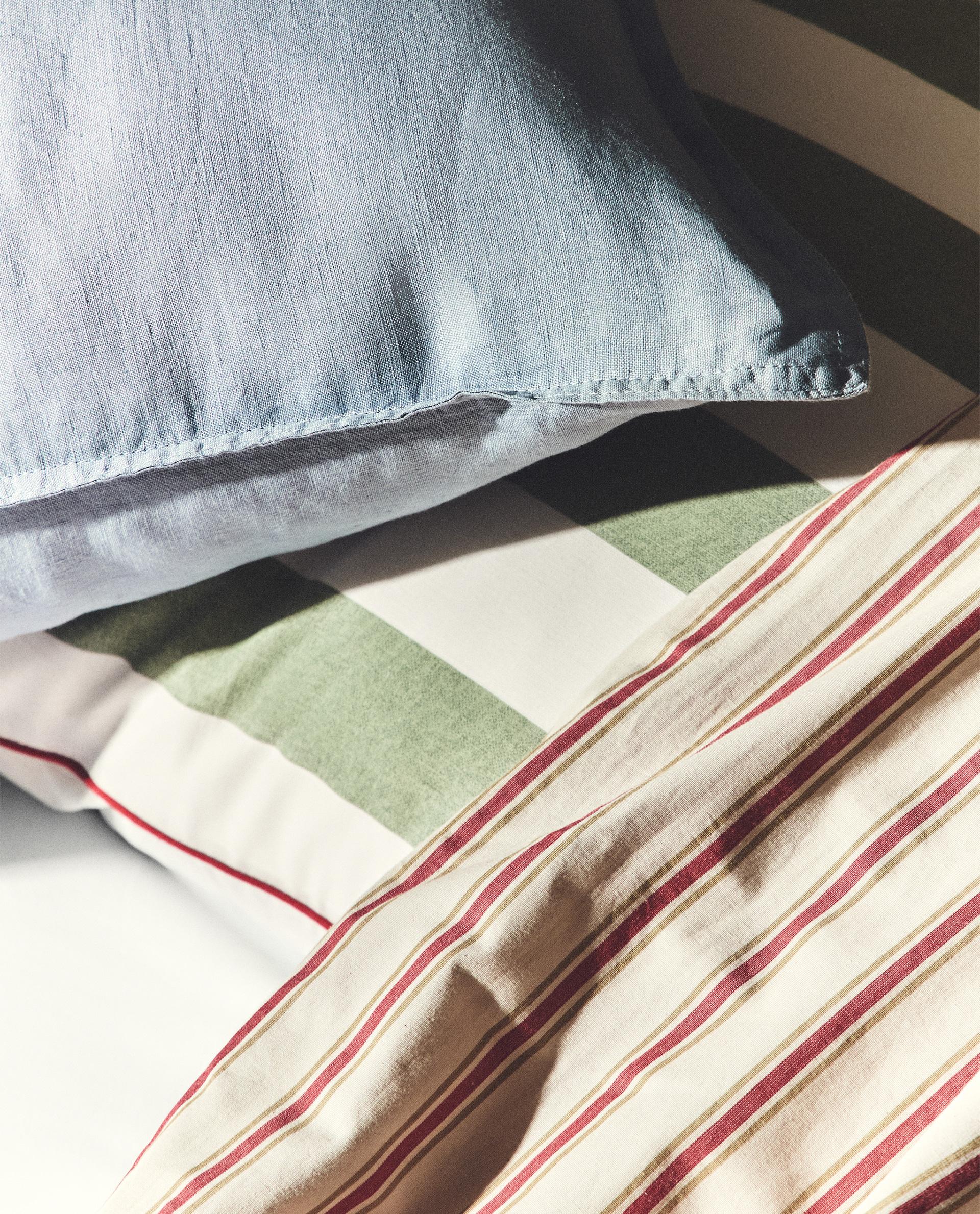 KUSSENSLOPEN EN DEKBEDOVERTREK KUSSENSLOPEN EN DEKBEDOVERTREK