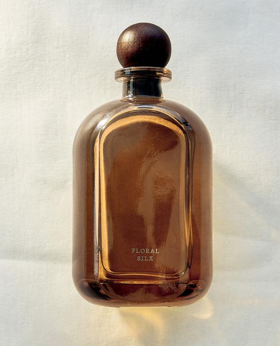 (480 ML) DIFFUSEUR À BÂTONNETS FLORAL SILK (480 ML) DIFFUSEUR À BÂTONNETS FLORAL SILK