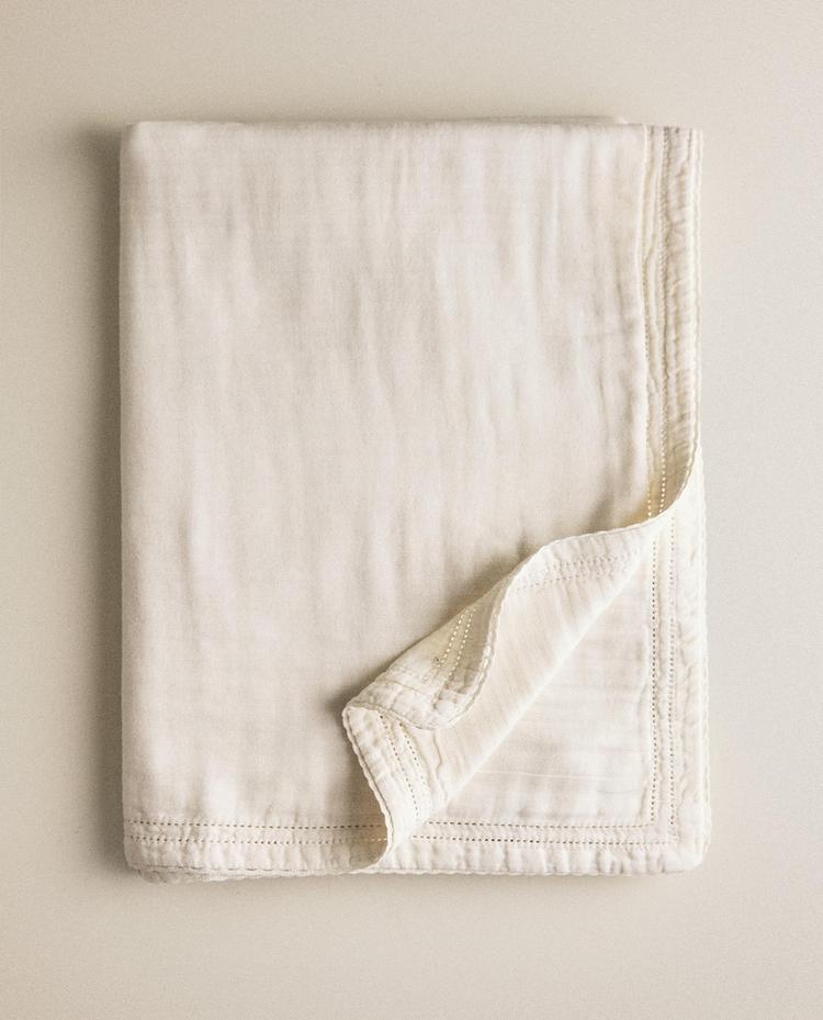 CHILDREN’S MUSLIN BLANKET WITH LACE TRIM
