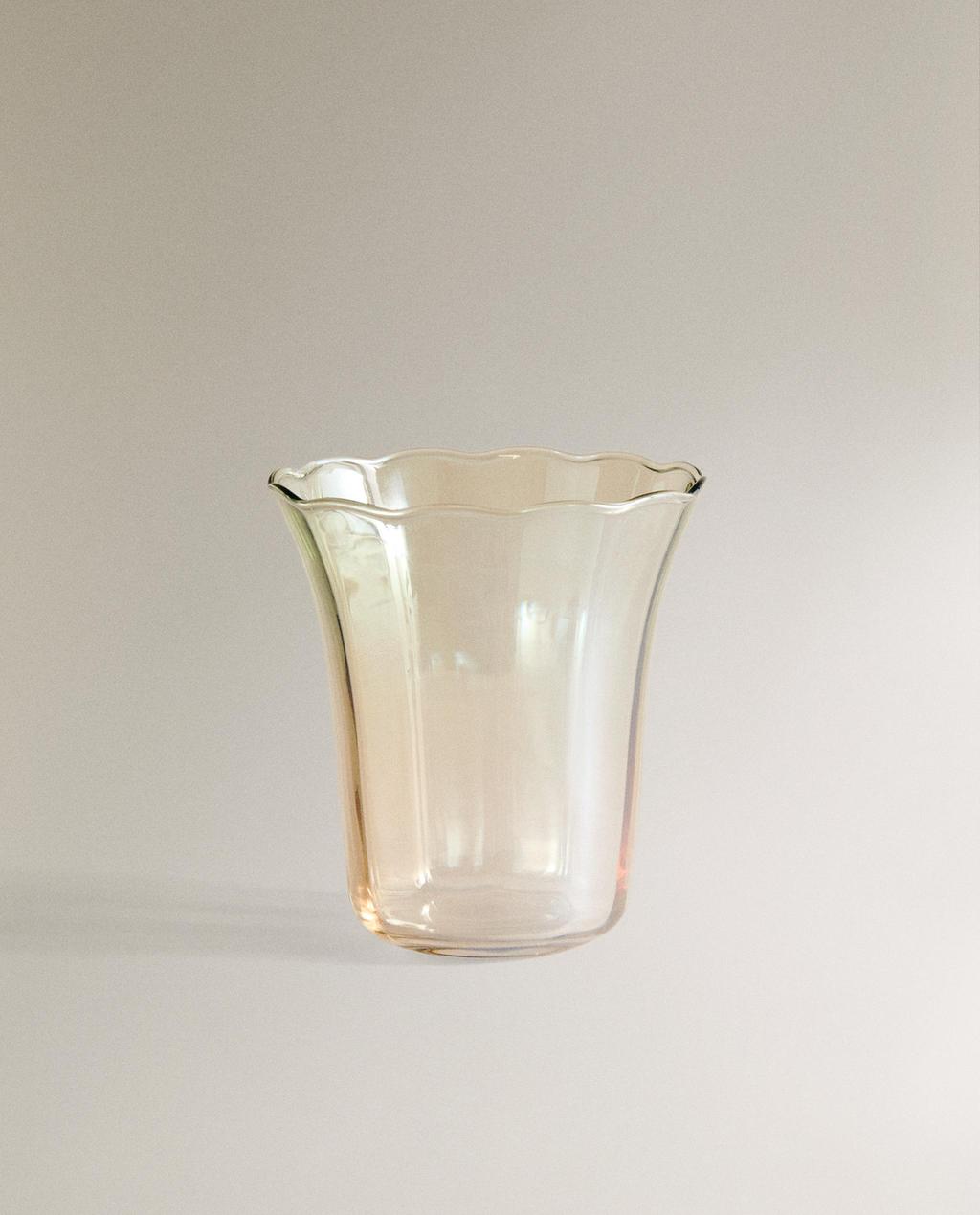 כוס זכוכית מתרחבת