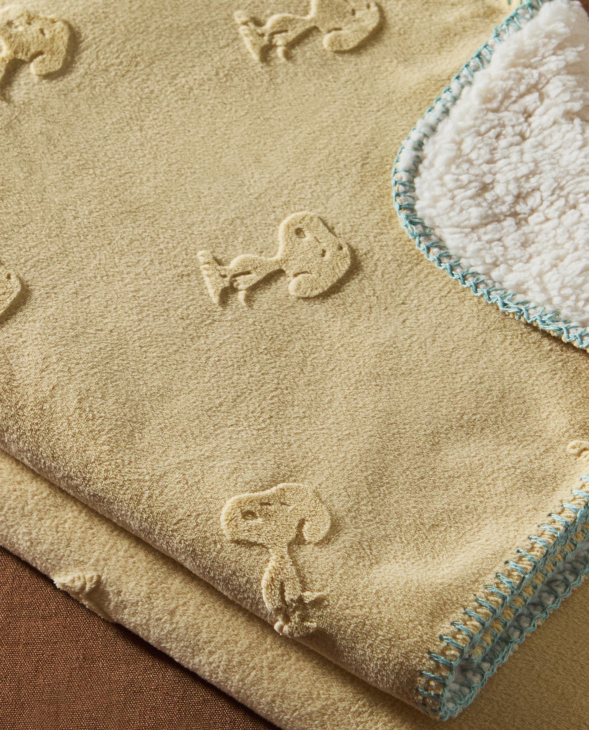 CHILDREN'S PEANUTS™ BLANKET WITH RAISED DESIGN