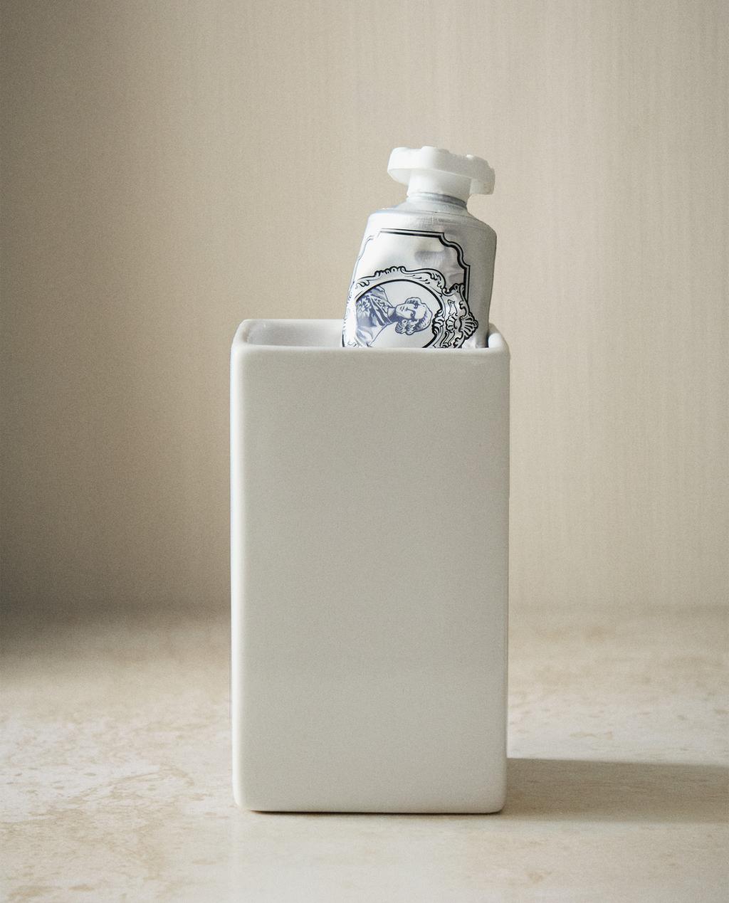 WHITE EARTHENWARE TOOTHBRUSH HOLDER WHITE EARTHENWARE TOOTHBRUSH HOLDER