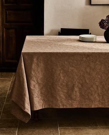 JACQUARD-TISCHDECKE MIT BLATTMUSTER