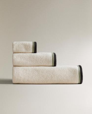 BATH TOWEL WITH COLORED BORDER