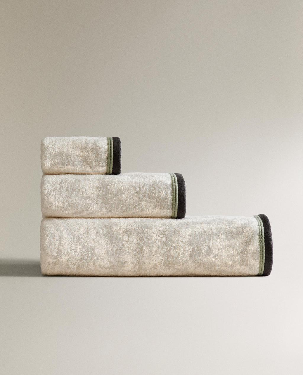 BATH TOWEL WITH COLORED BORDER