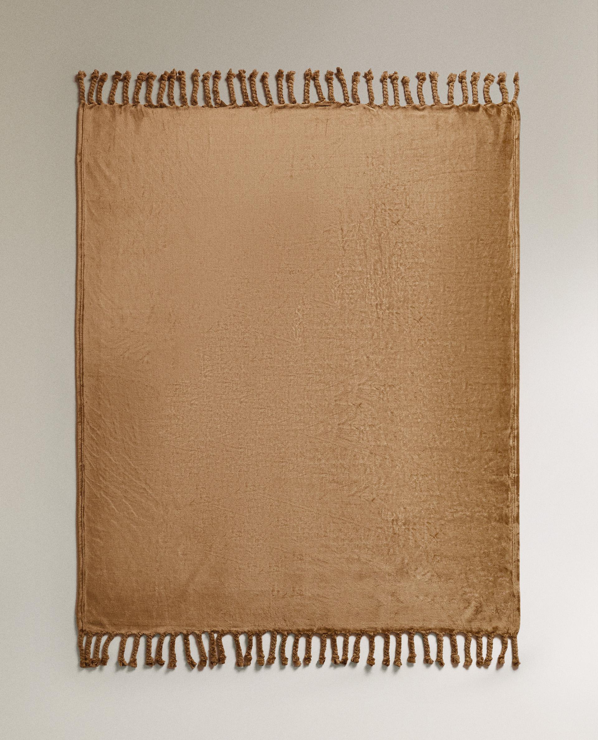 FLEECE BLANKET WITH FRINGING