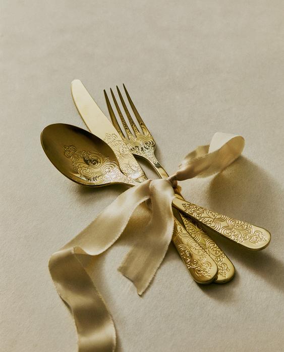 طقم أدوات تناول الطعام بقطع منقوشة