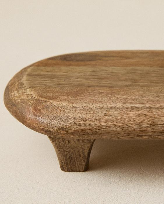 WOODEN CHOPPING BOARD WITH LEGS WOODEN CHOPPING BOARD WITH LEGS