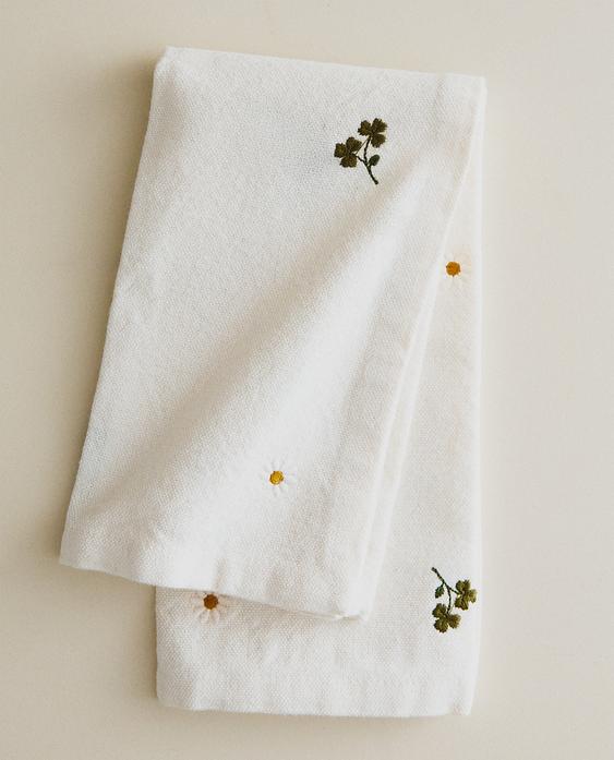 PACK OF EMBROIDERED CLOVER AND DAISY NAPKINS (PACK OF 2) PACK OF EMBROIDERED CLOVER AND DAISY NAPKINS (PACK OF 2)