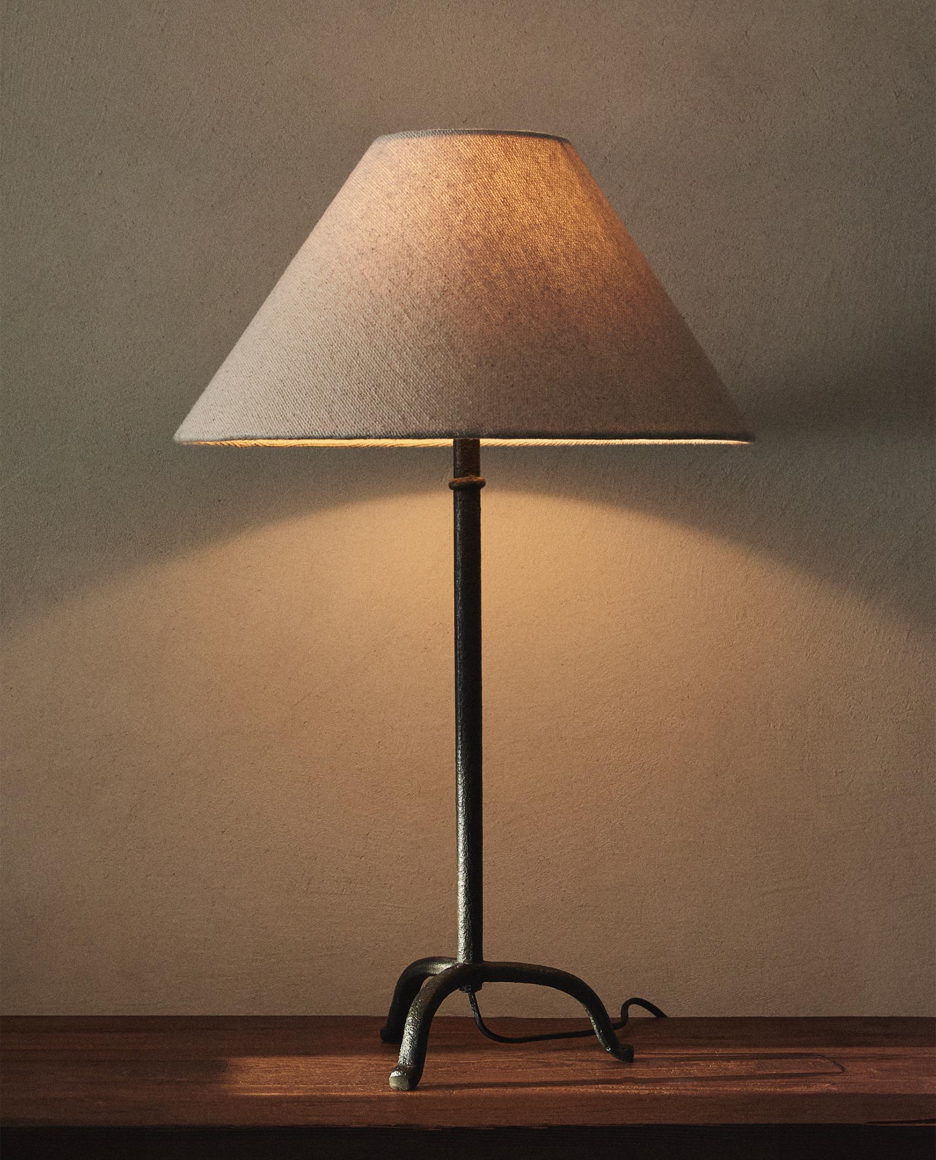 TRIPOD BASE TABLE LAMP