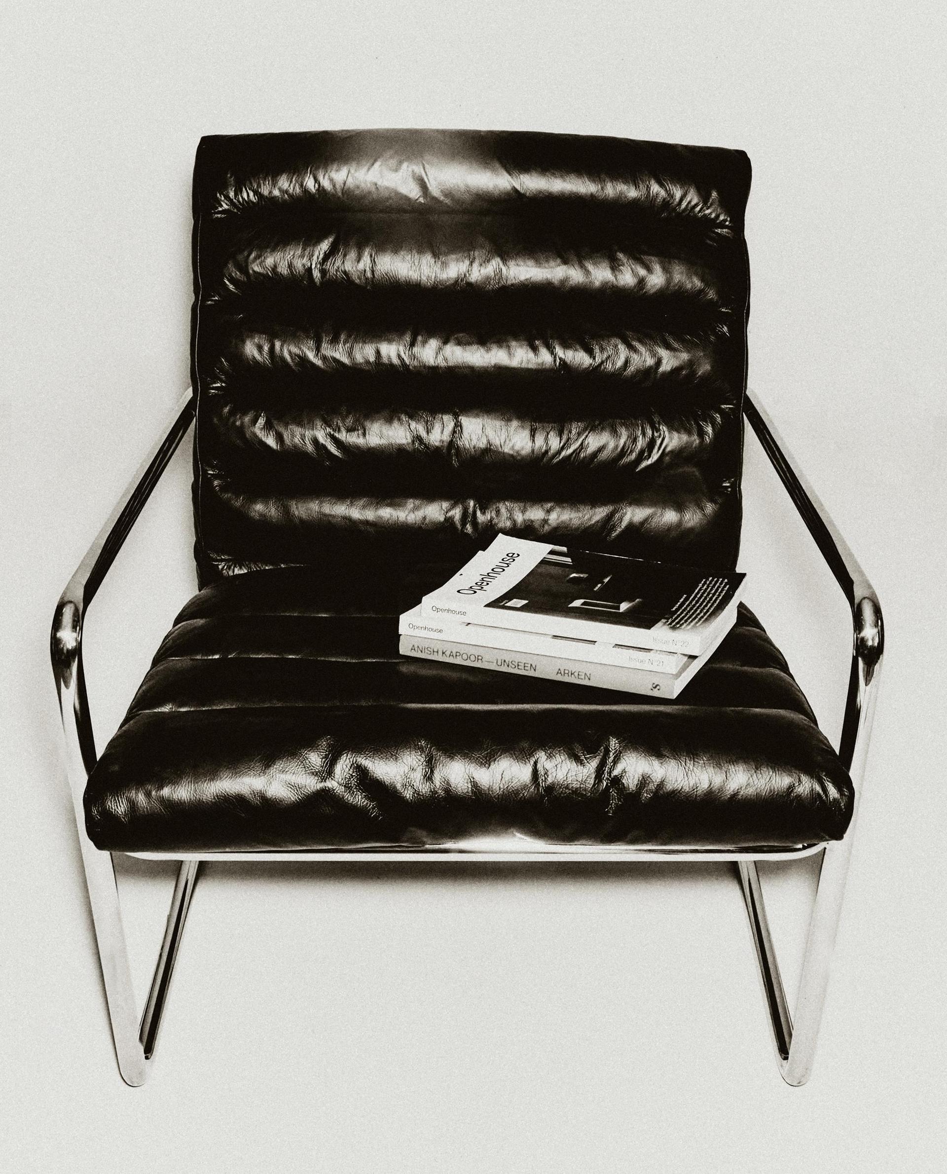 كرسي بذراعين مميز من الجلد والستيل المقاوم للصدأ كرسي بذراعين مميز من الجلد والستيل المقاوم للصدأ