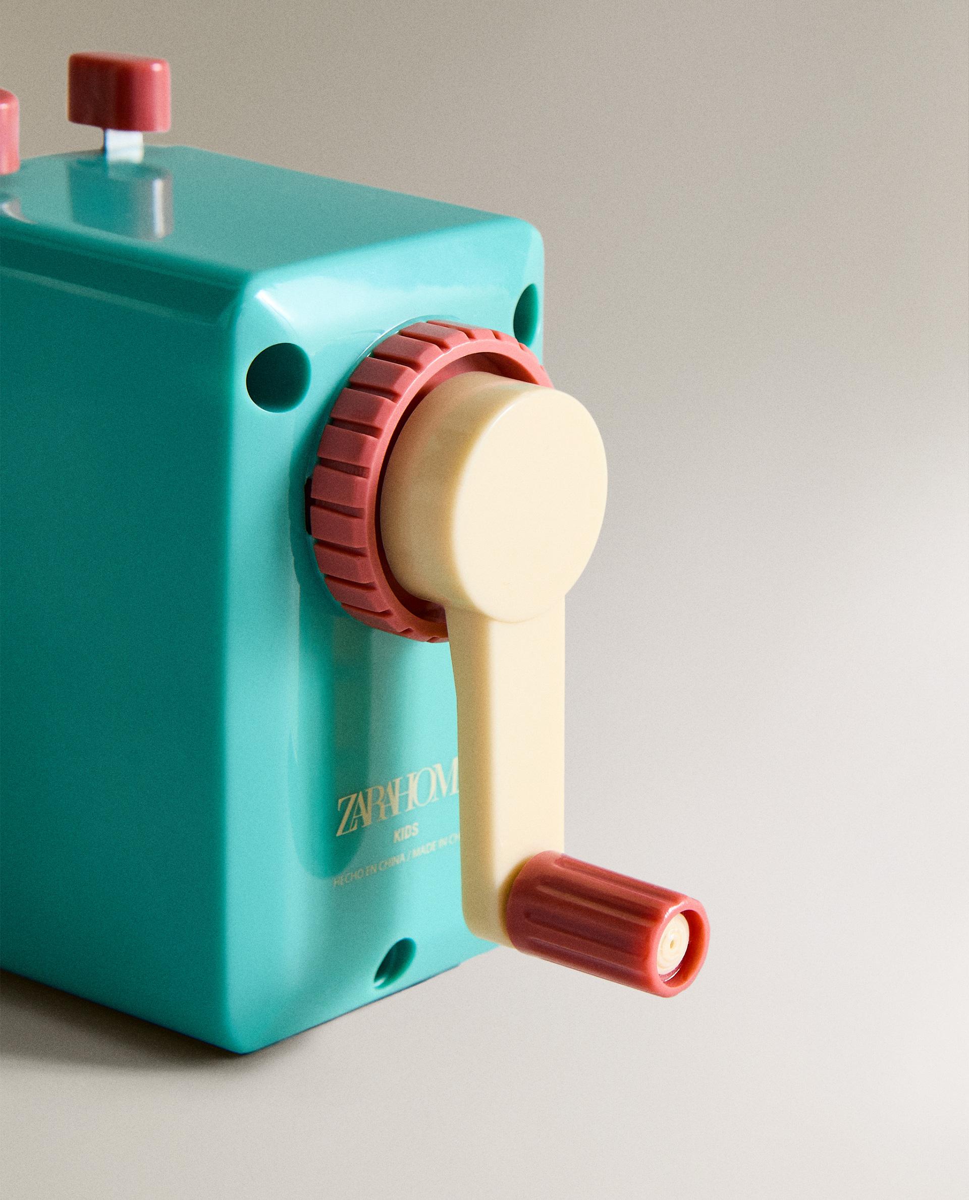 KIDS' TABLE PENCIL SHARPENER WITH HANDLE product thumbnail 2