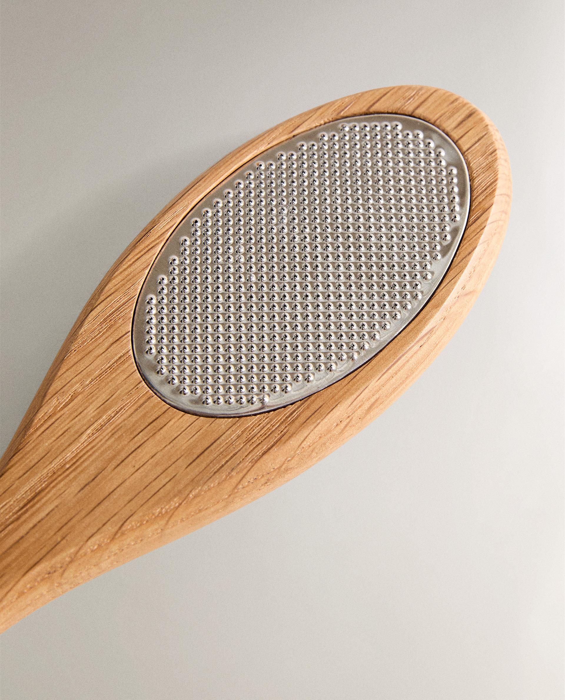 FOOT EXFOLIATOR WITH WOODEN HANDLE product thumbnail 5