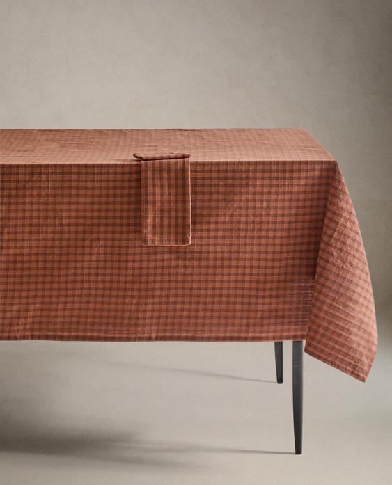 CHECK TABLECLOTH WITH TOPSTITCHING