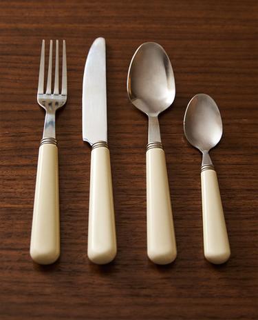 4-PIECE CUTLERY SET WITH COLOURED HANDLE