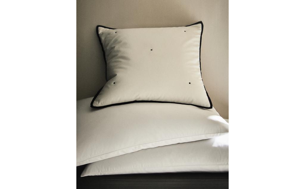 LINEN AND SATEEN CUSHION COVER WITH DOTS LINEN AND SATEEN CUSHION COVER WITH DOTS