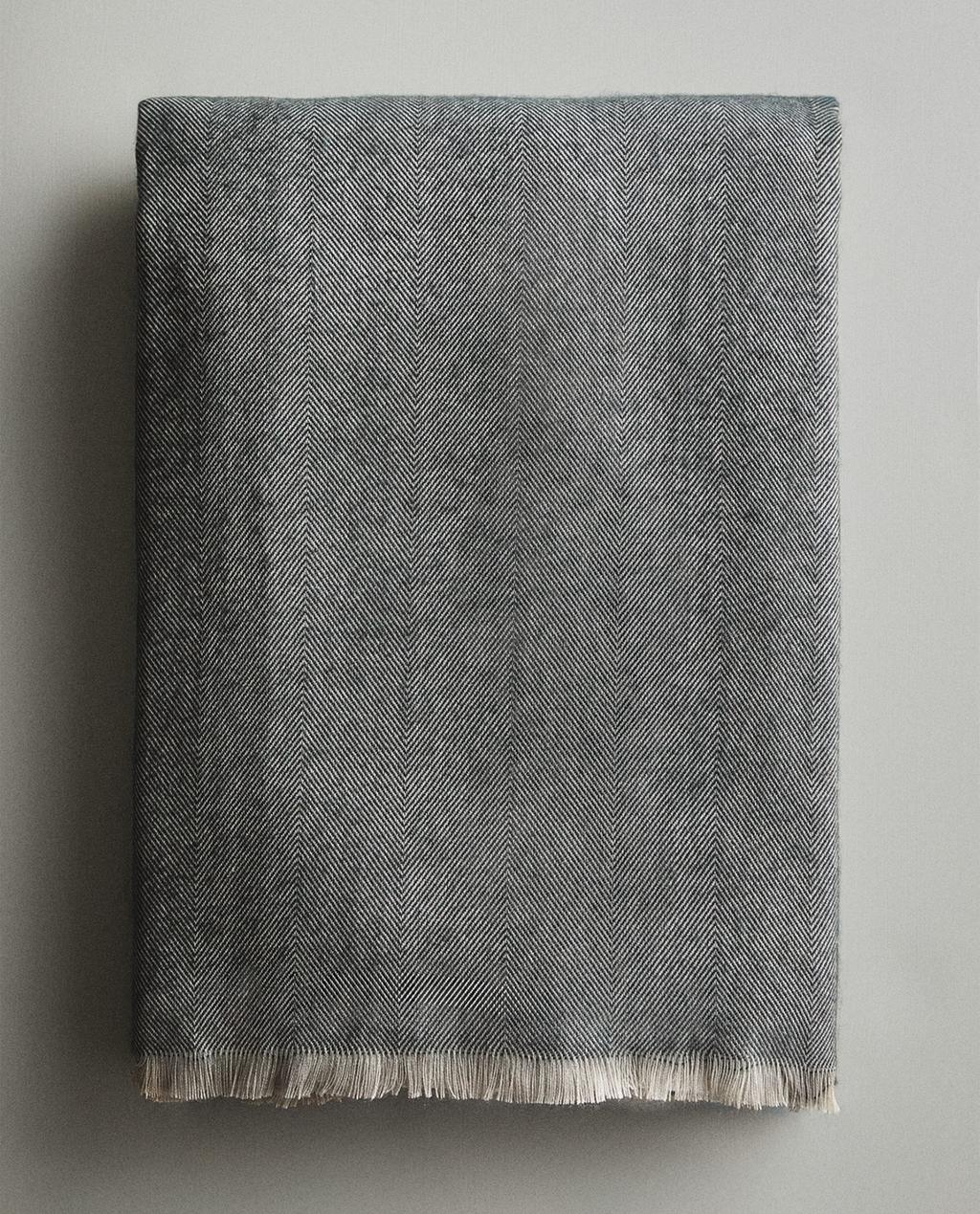 LIGHTWEIGHT BLANKET WITH FRINGING